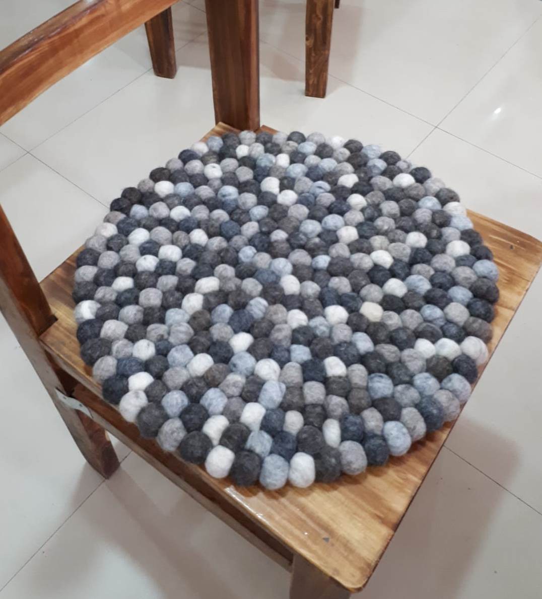 Filz-Stuhlkissen  aus Nepal rund oder quadratisch - aus Filzkugeln